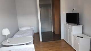 Отели типа «постель и завтрак» Kamieniczka Нидзица Трехместный номер с собственной ванной комнатой-5